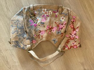 Bolso beige con flores y mariposas