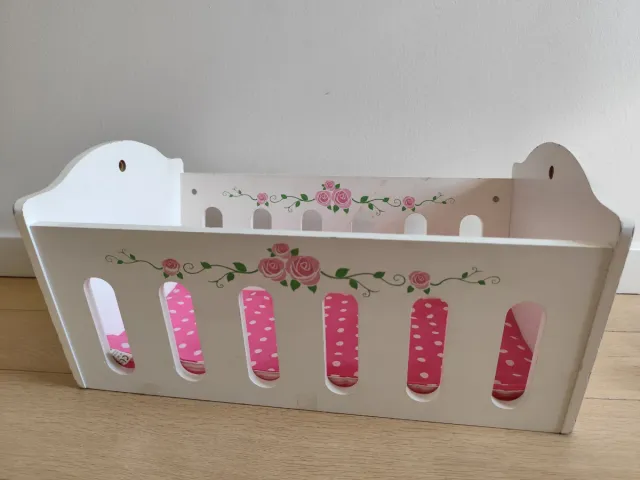 Cuna de muñecas blanca con rosas