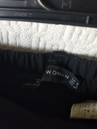 Pantalón negro de pinzas Zara negro talla 38 mujer