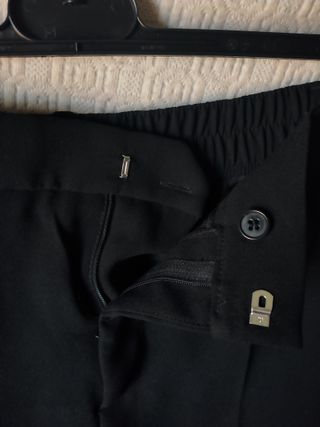 Pantalón negro de pinzas Zara negro talla 38 mujer