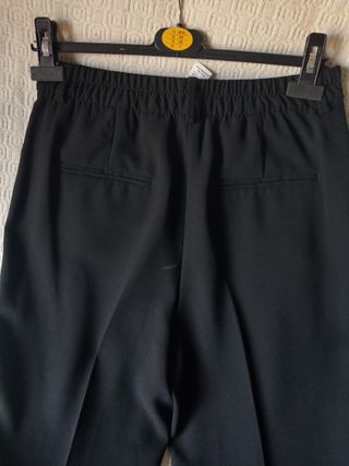 Pantalón negro de pinzas Zara negro talla 38 mujer