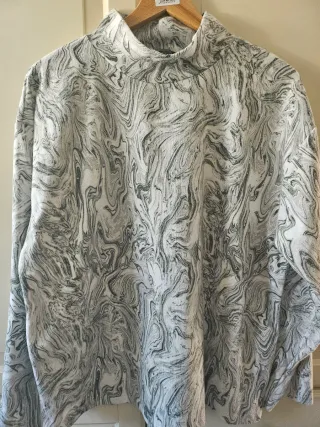 Camiseta mujer cuello alto estampado mármol