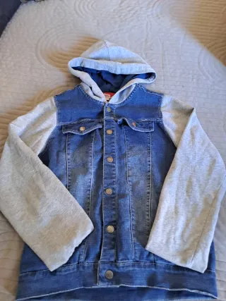 Chaqueta vaquera con capucha Boboli
Talla 10. 140 