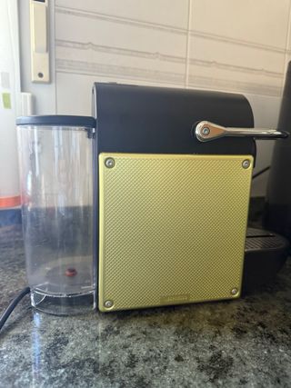 Cafetera Nespresso + cápsulas (opcional)