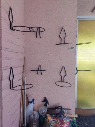 Soportes de metal en negro para macetas exterior