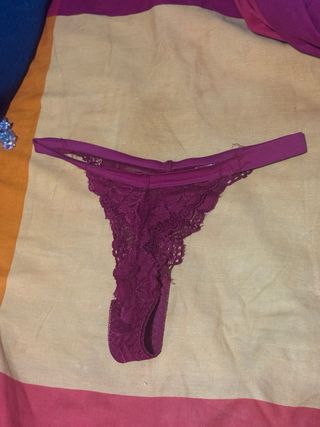 Tanga de encaje morado