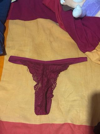 Tanga de encaje morado