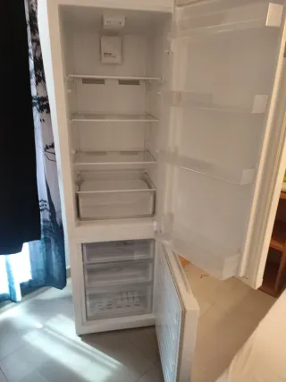 Nevera Combi Blanca marca. ICECCOOl tiene tres añc