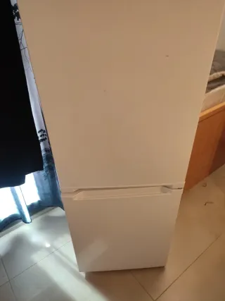 Nevera Combi Blanca marca. ICECCOOl tiene tres añc