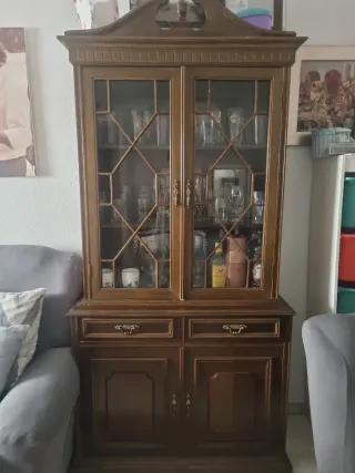 Vitrina clásica de madera y cristal. 
