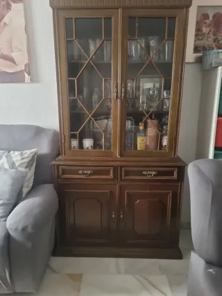 Vitrina clásica de madera y cristal. 