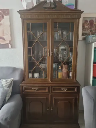 Vitrina clásica de madera y cristal. 