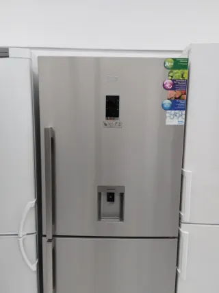 Nevera Beko plateada americana
altura 181 