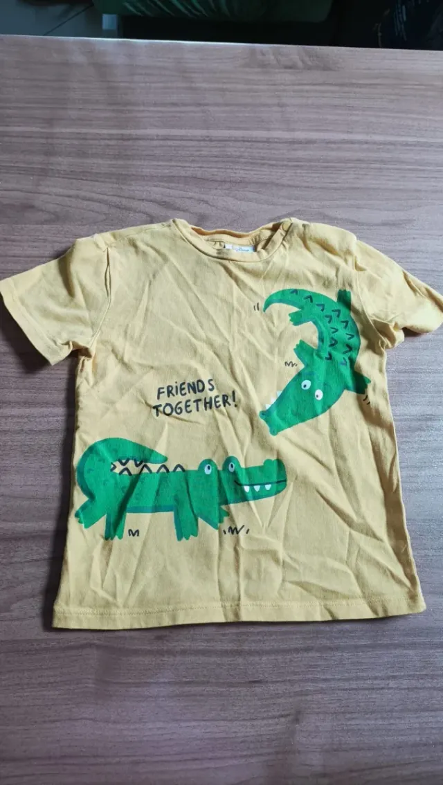 Maglietta gialla con coccodrilli