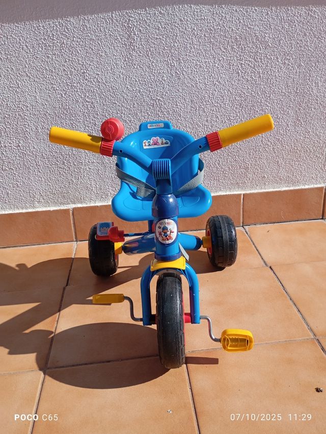 Triciclo infantil azul y amarillo