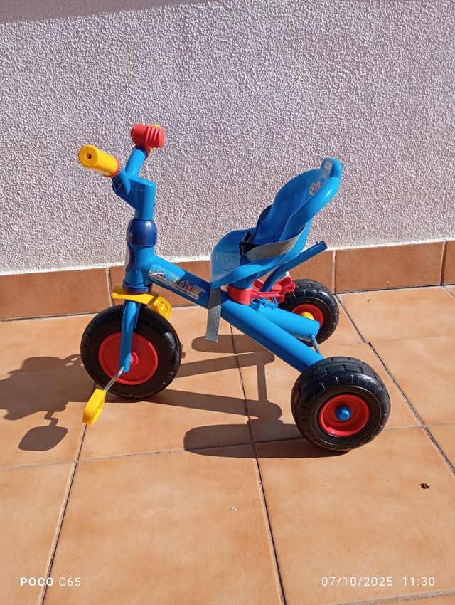 Triciclo infantil azul y amarillo