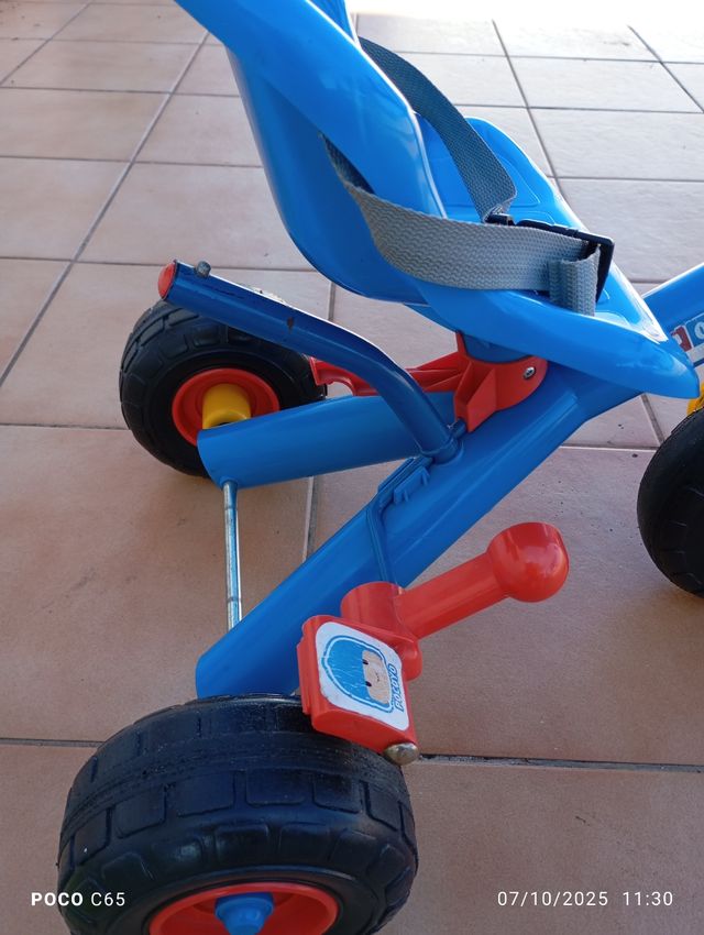 Triciclo infantil azul y amarillo