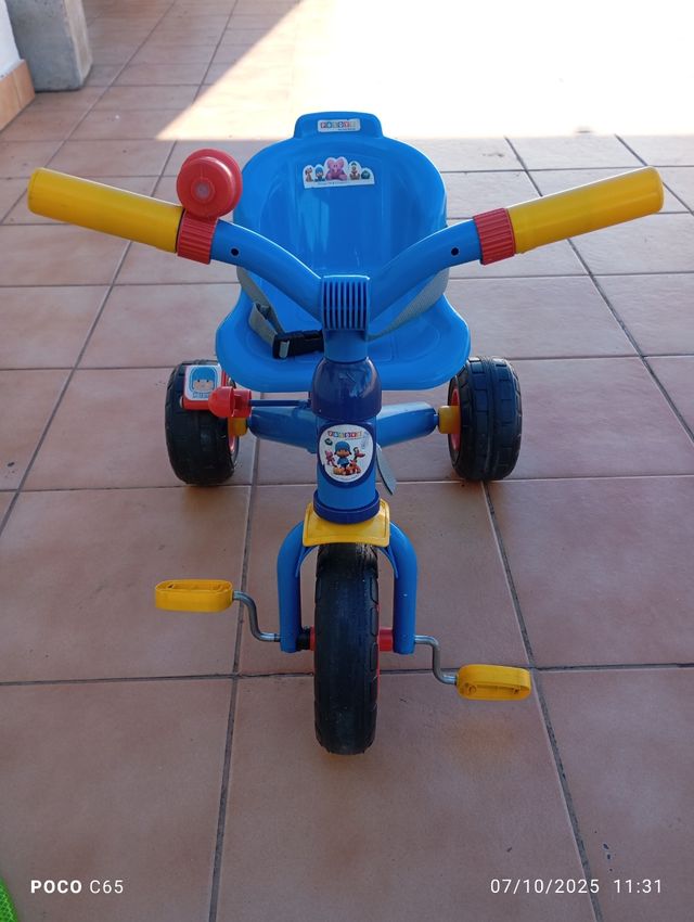 Triciclo infantil azul y amarillo