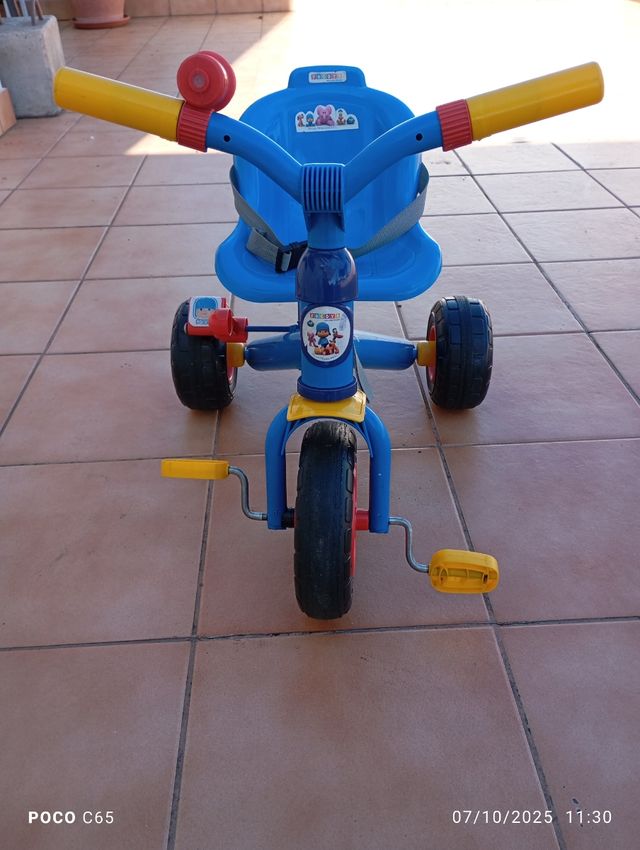 Triciclo infantil azul y amarillo