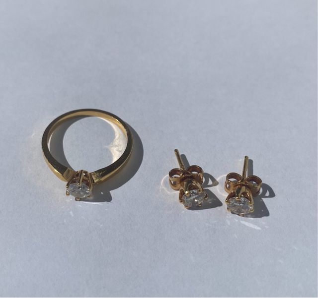 Anillo y pendientes de oro con diamantes naturales