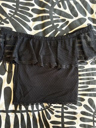 Blusa negra con volantes y encaje