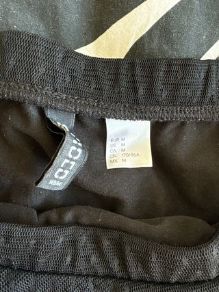 Blusa negra con volantes y encaje