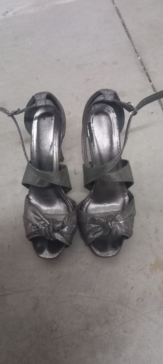 Zapatos de fiesta plateados
