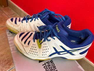 Zapatillas Padel Asics Blancas y Azules.
