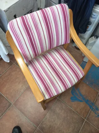 Silla de madera con tapizado a rayas