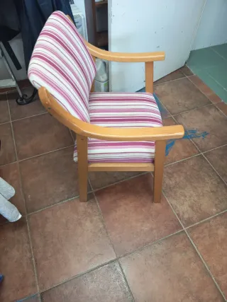 Silla de madera con tapizado a rayas