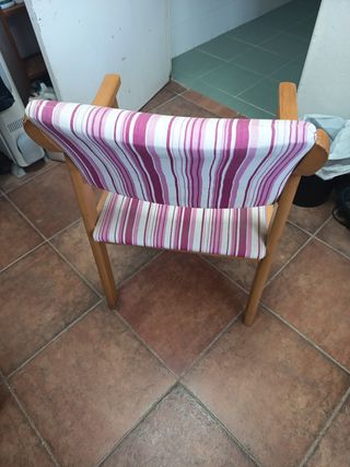Silla de madera con tapizado a rayas