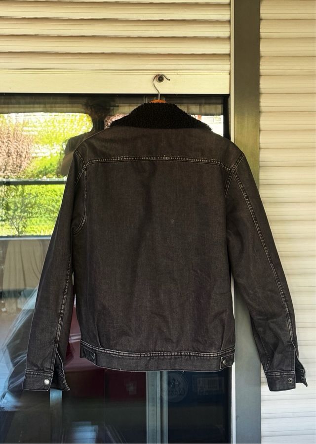 Cazadora vaquera negra forrada — edición japonesa.