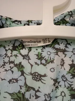 Camisa Stradivarius floral azul y verde talla L