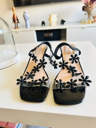Sandalias de mujer con flores negras