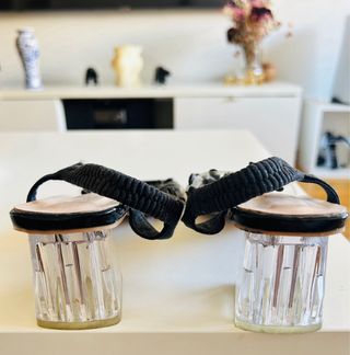 Sandalias de mujer con flores negras
