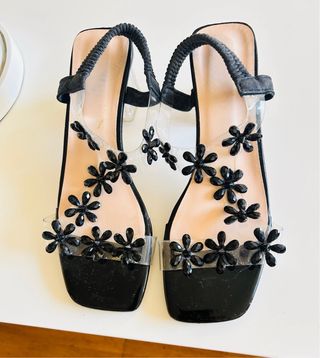 Sandalias de mujer con flores negras