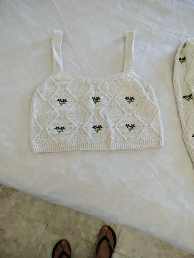 Rebeca y top morado y blanco