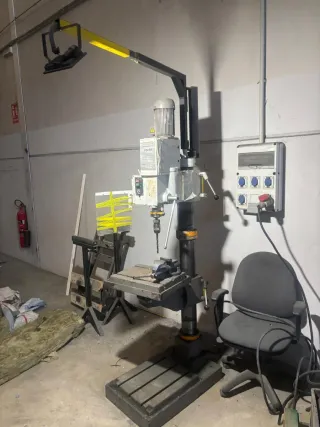 Taladro de columna industrial.