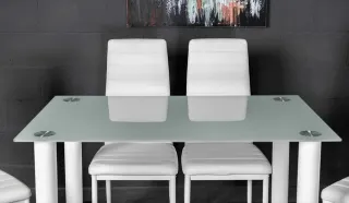 Mesa de cristal y metal