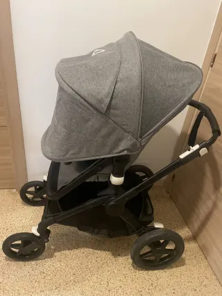 Carrito de bebé gris