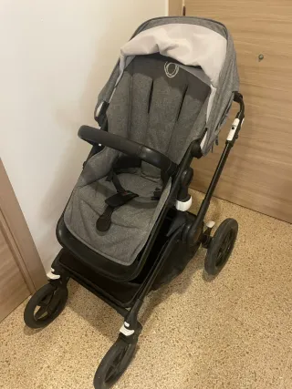 Carrito de bebé gris