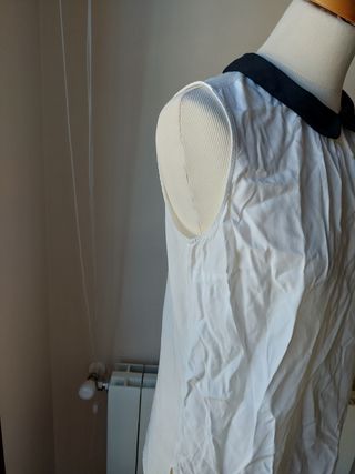 Blusa blanca sin mangas con cuello Peter Pan