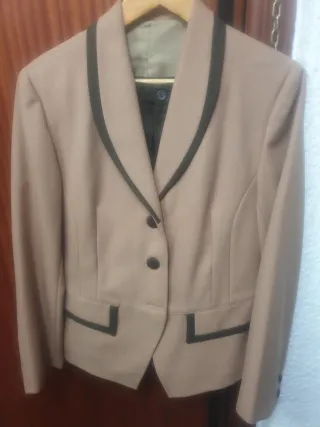 Traje chaqueta y falda beige y negro