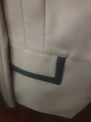 Traje chaqueta y falda beige y negro