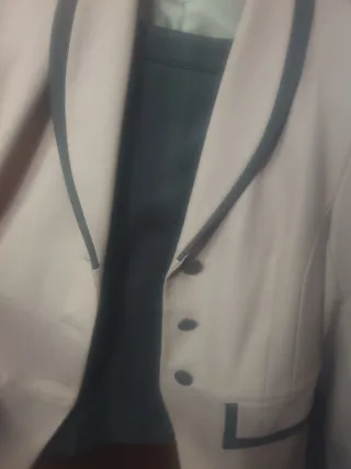 Traje chaqueta y falda beige y negro