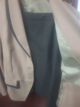 Traje chaqueta y falda beige y negro