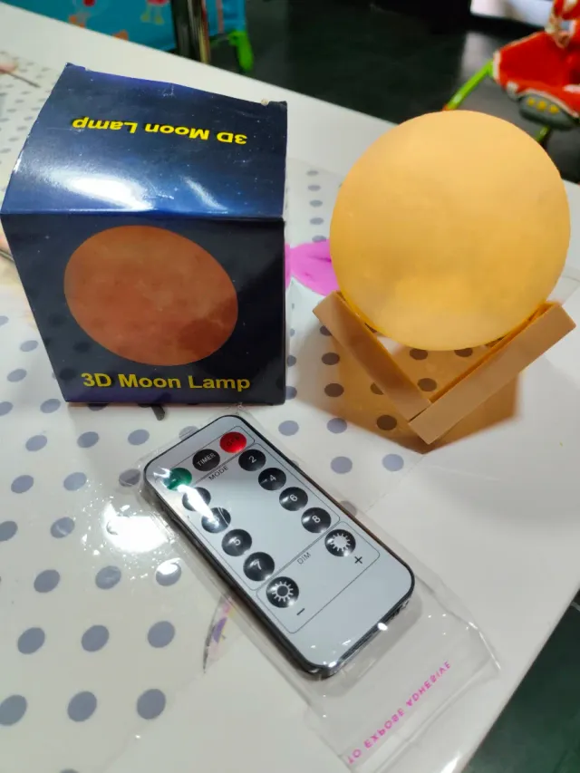 Lámpara de mesa beige y blanca