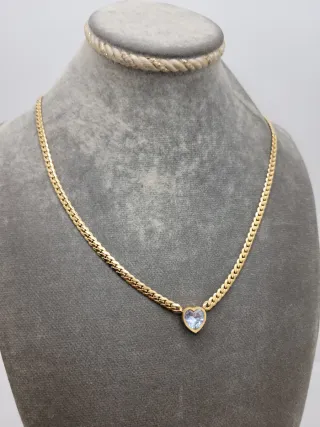 Gargantilla dorada con corazón