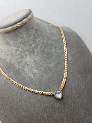 Gargantilla dorada con corazón