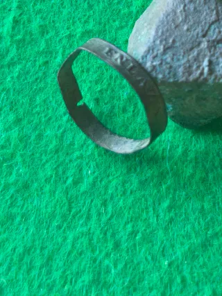 Anillo antiguo Nos enlaza el amor